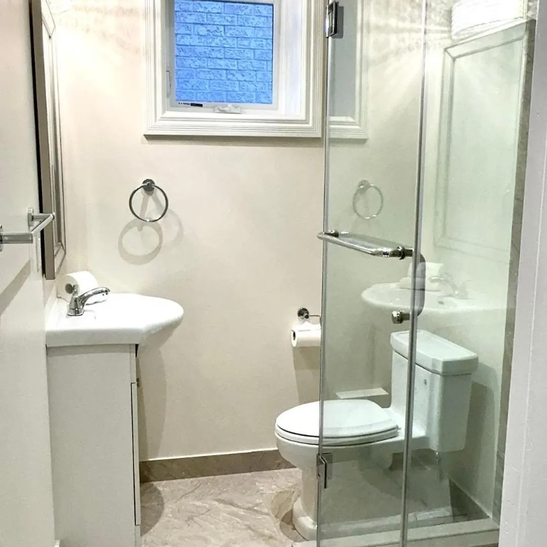 بيت ضيافة فندق Beautiful House Near North York Center تورونتو