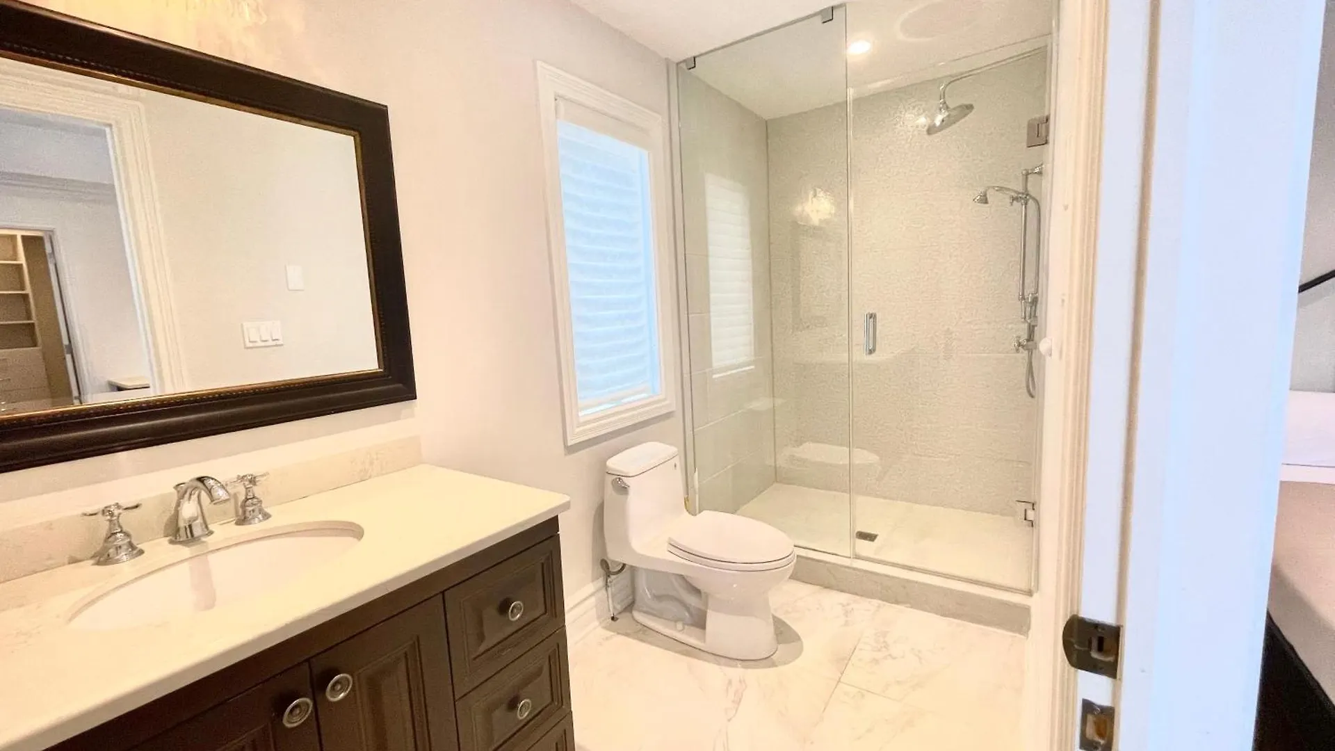 فندق Beautiful House Near North York Center تورونتو بيت ضيافة