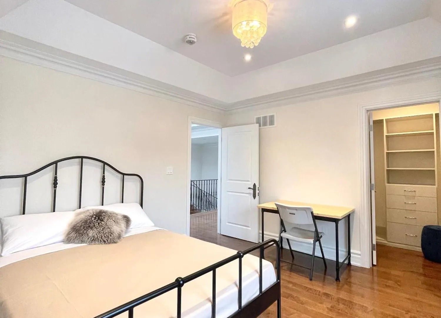 بيت ضيافة فندق Beautiful House Near North York Center تورونتو