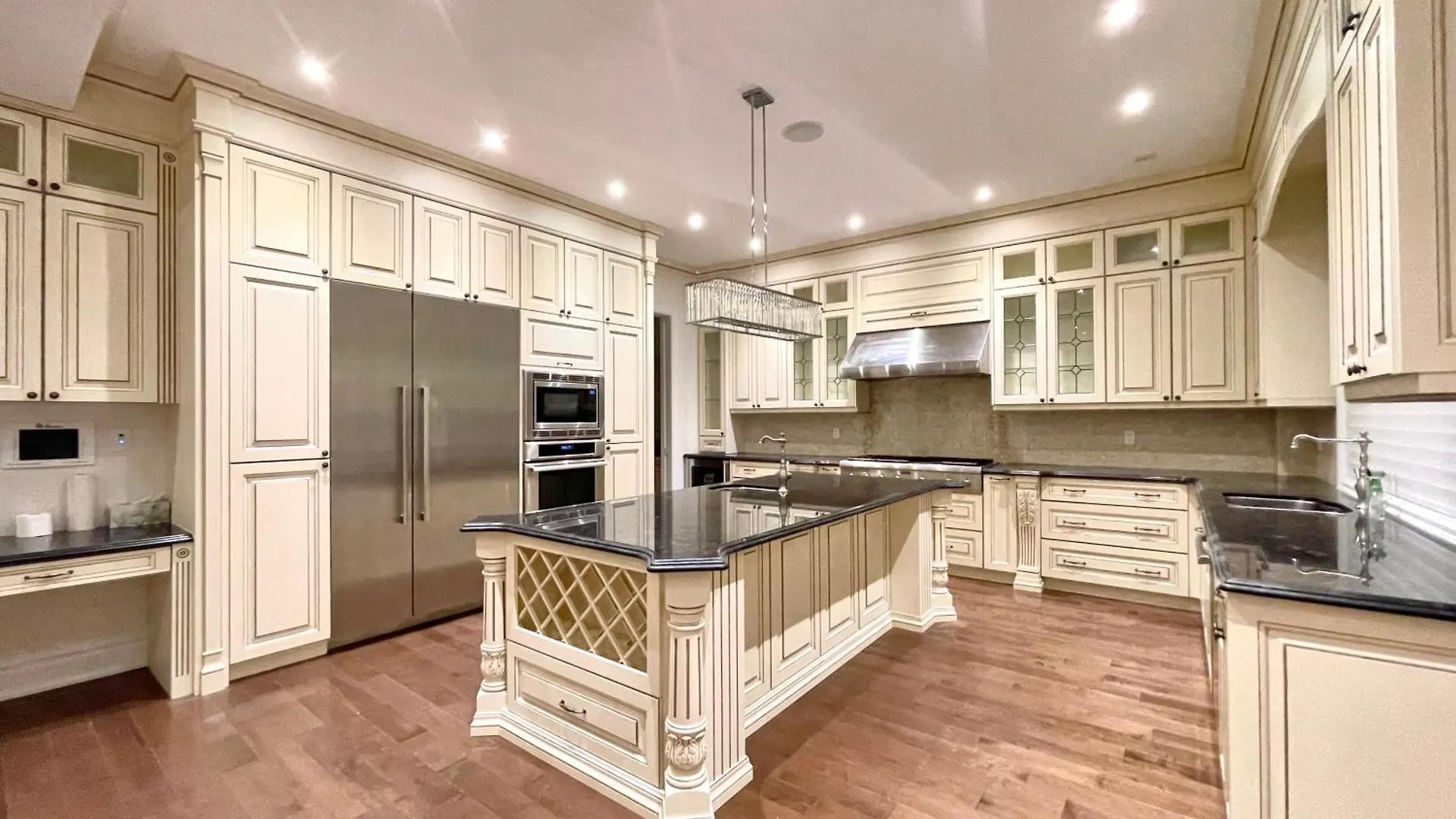 بيت ضيافة فندق Beautiful House Near North York Center تورونتو