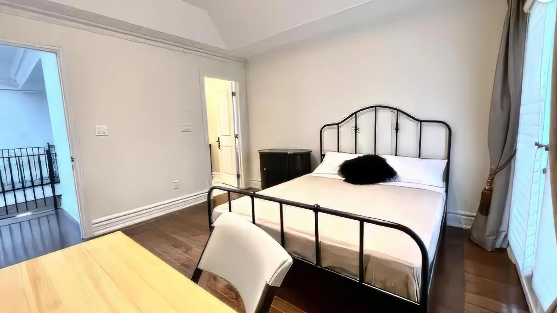 بيت ضيافة فندق Beautiful House Near North York Center تورونتو